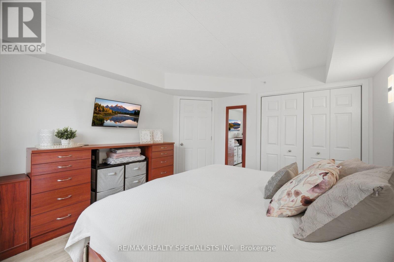 #305 4003 KILMER DRIVE - 18