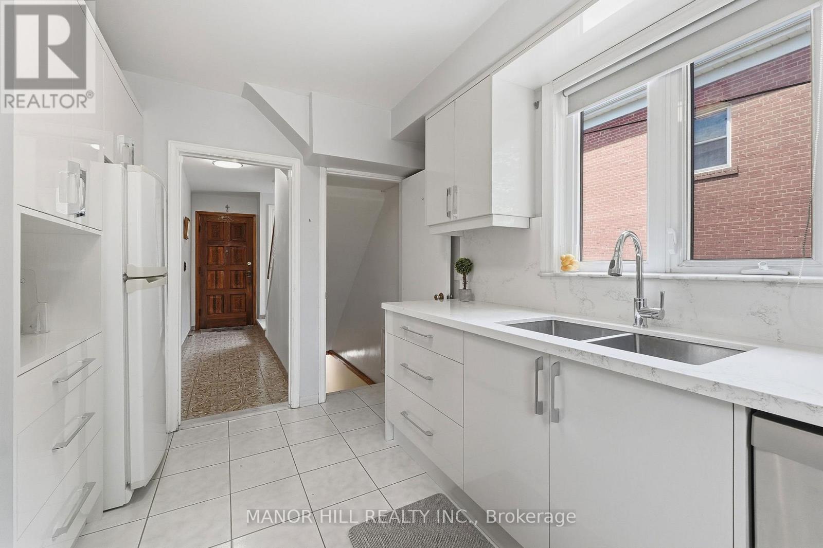 33 ROBINDALE AVENUE - 19