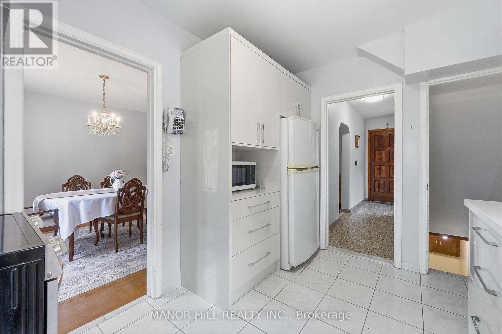 33 ROBINDALE AVENUE - 20