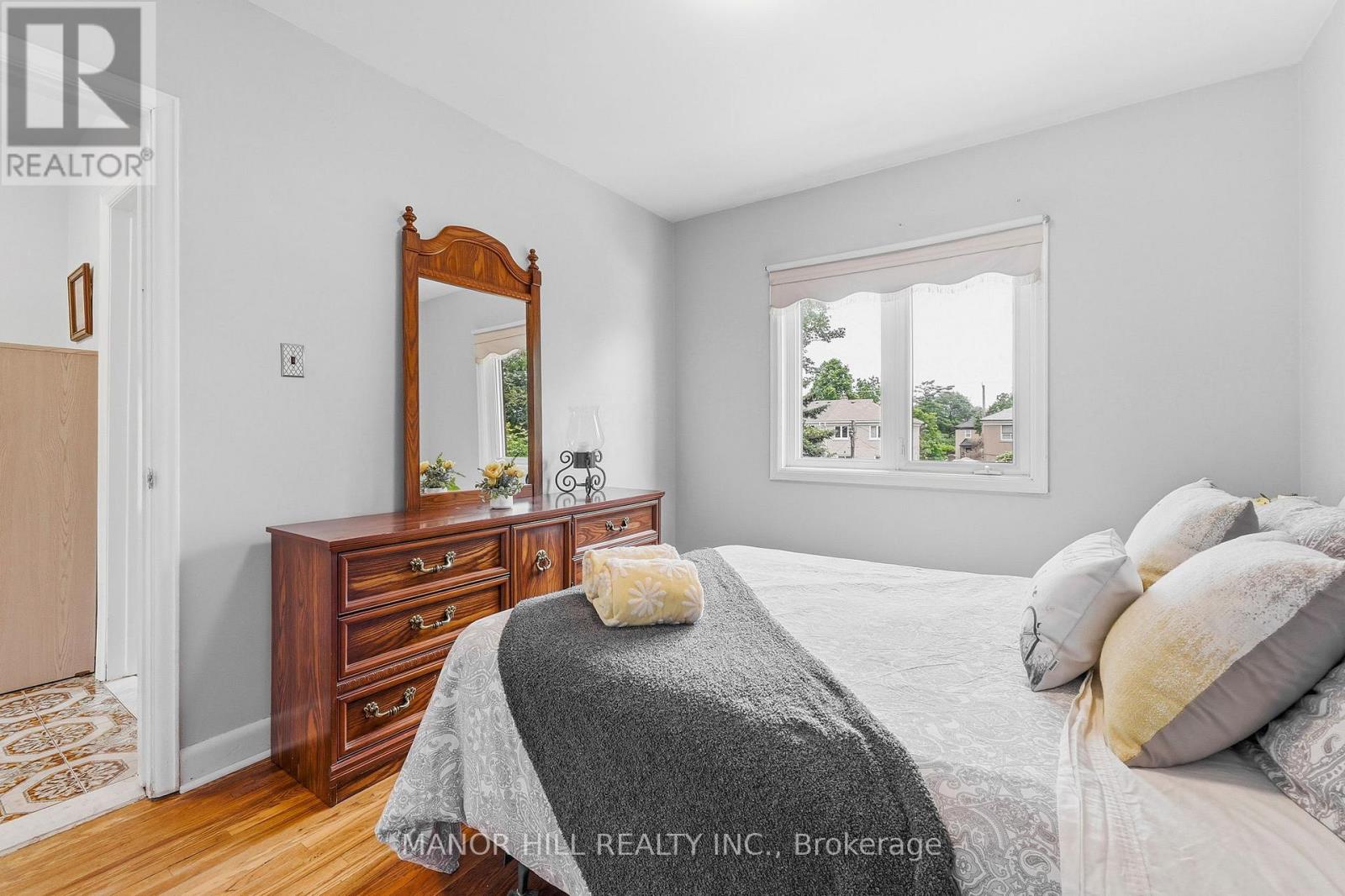 33 ROBINDALE AVENUE - 27