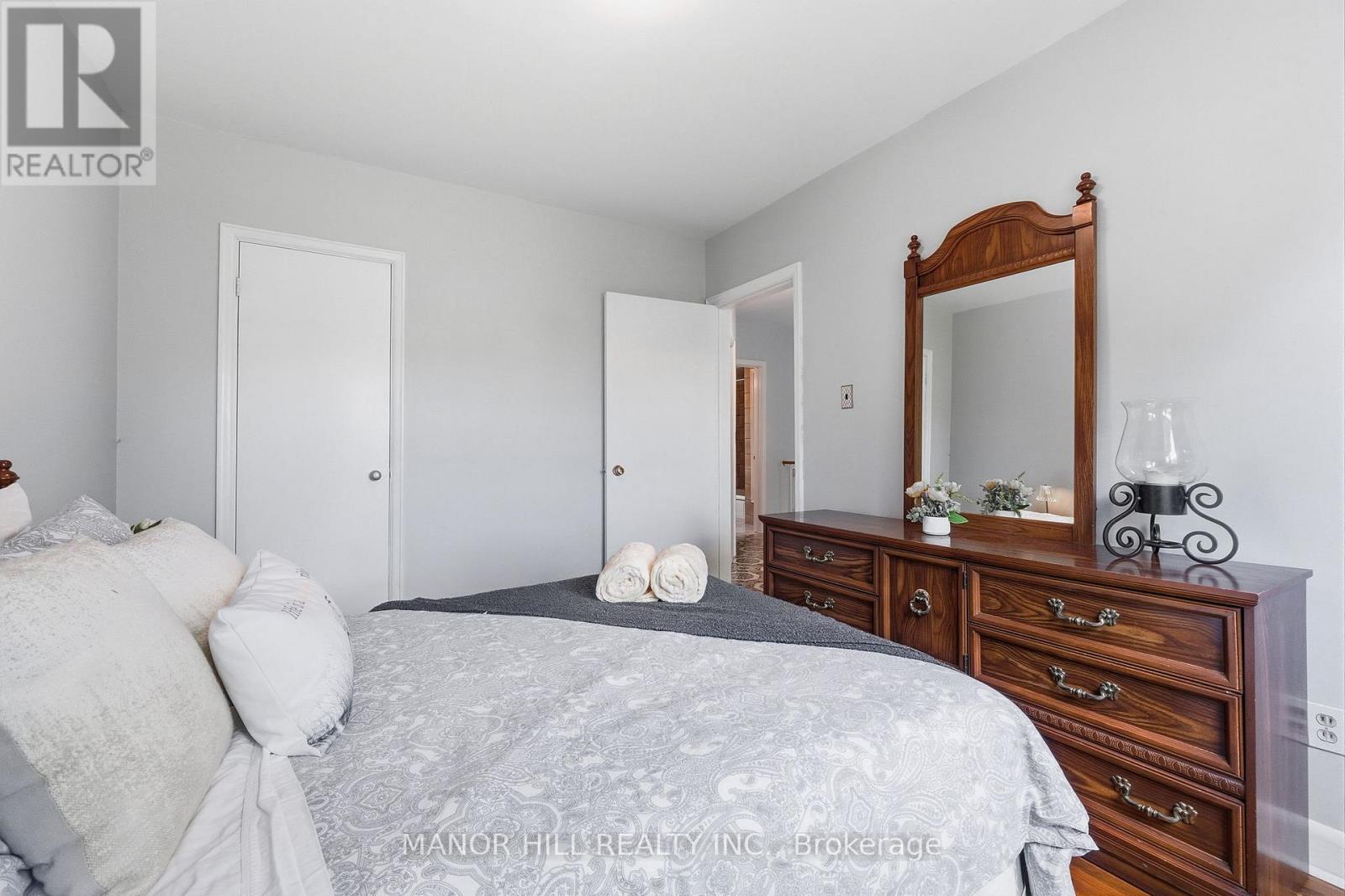 33 ROBINDALE AVENUE - 28