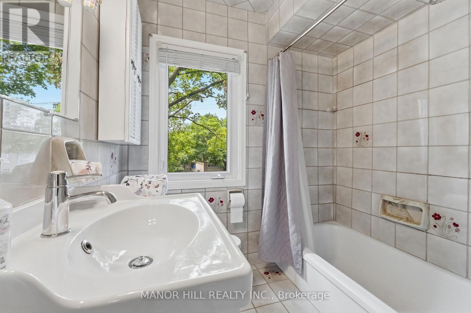 33 ROBINDALE AVENUE - 32
