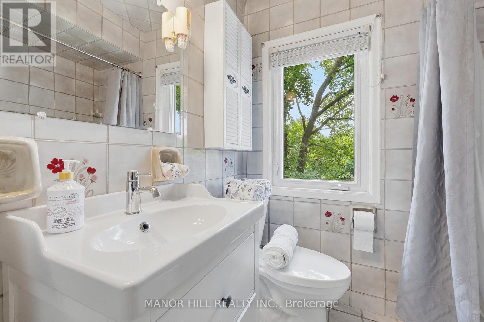 33 ROBINDALE AVENUE - 33