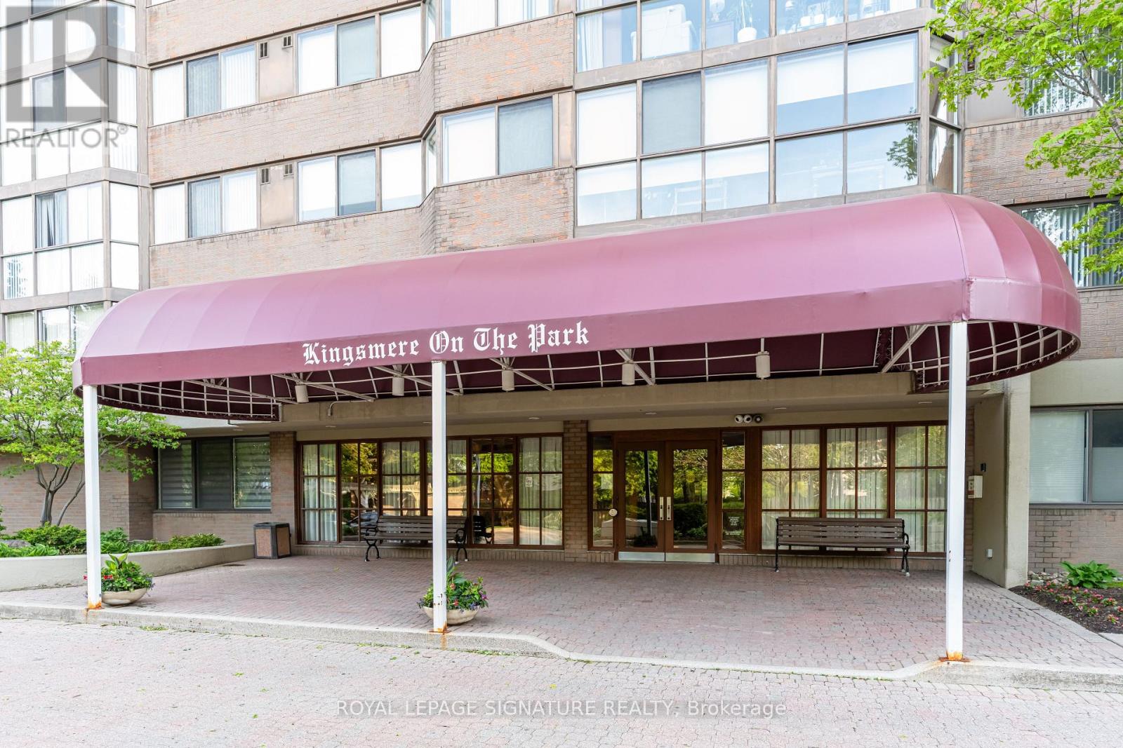 #405 880 DUNDAS STREET W - 40