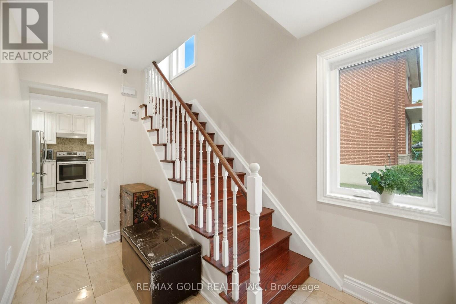 352 MAPLE LEAF DRIVE - 10
