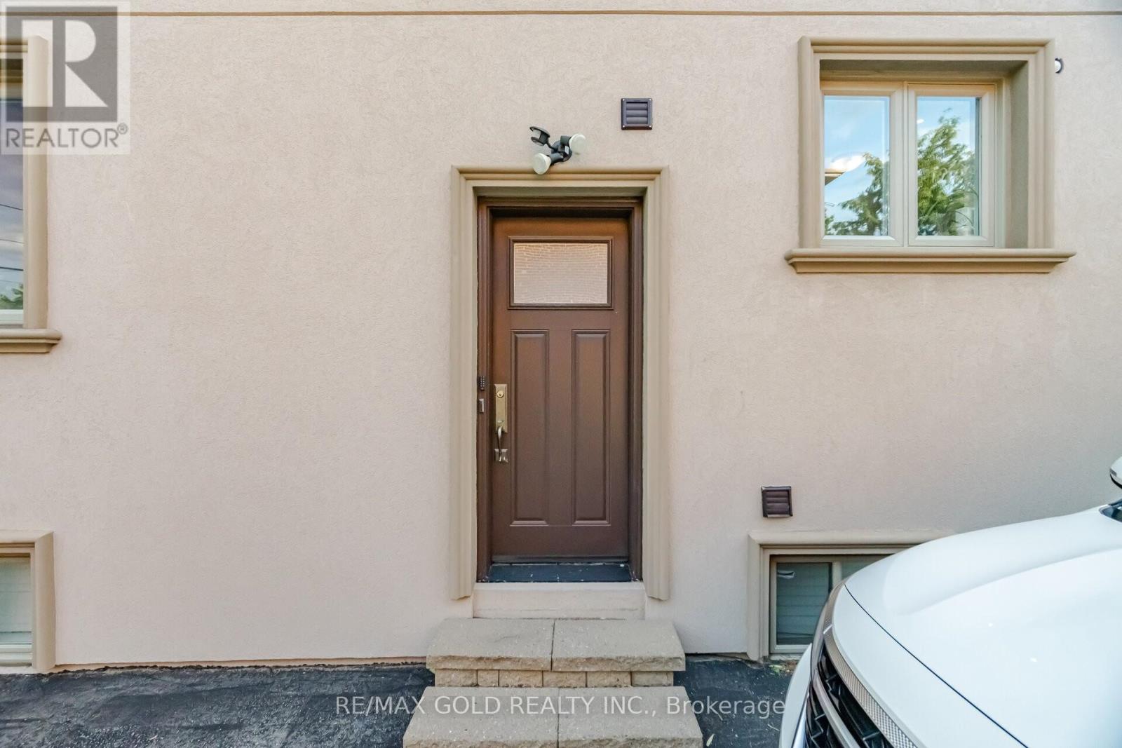 352 MAPLE LEAF DRIVE - 11