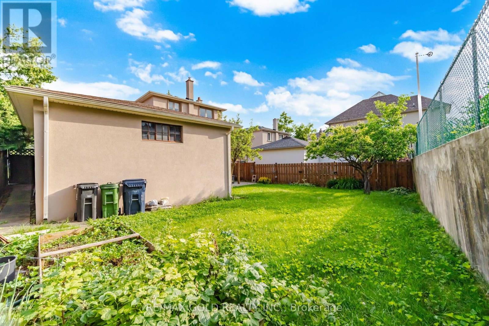352 MAPLE LEAF DRIVE - 21
