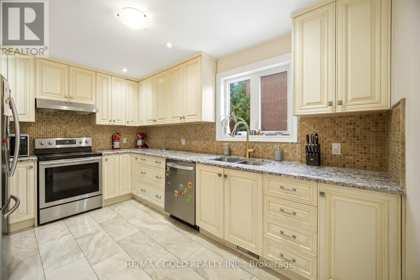 352 MAPLE LEAF DRIVE - 9