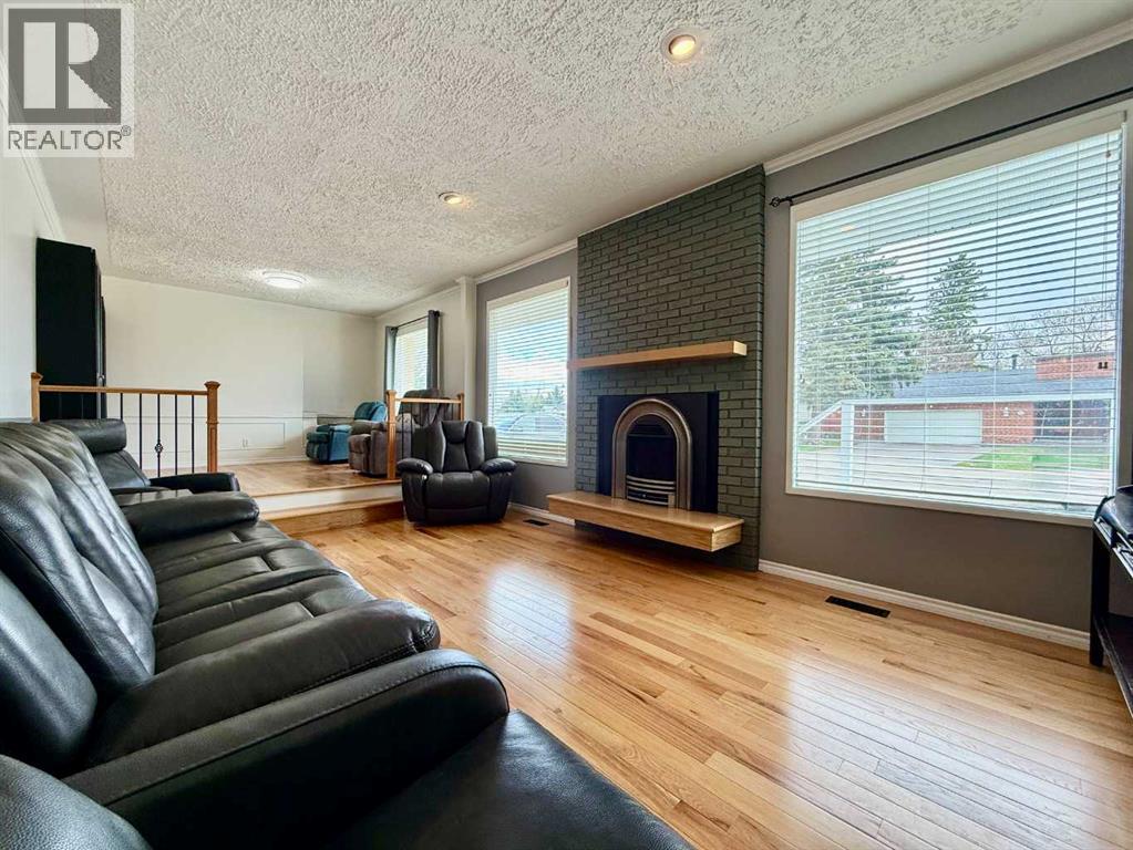 402 3 Street — photo 14