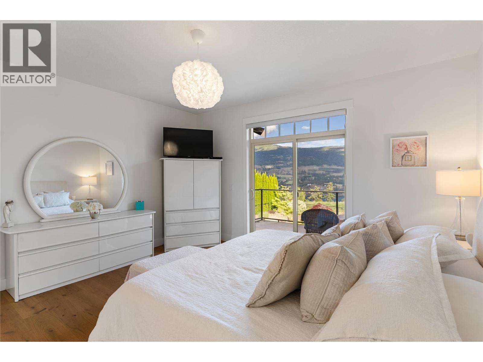 12977 East Ridge Drive, Lake Country