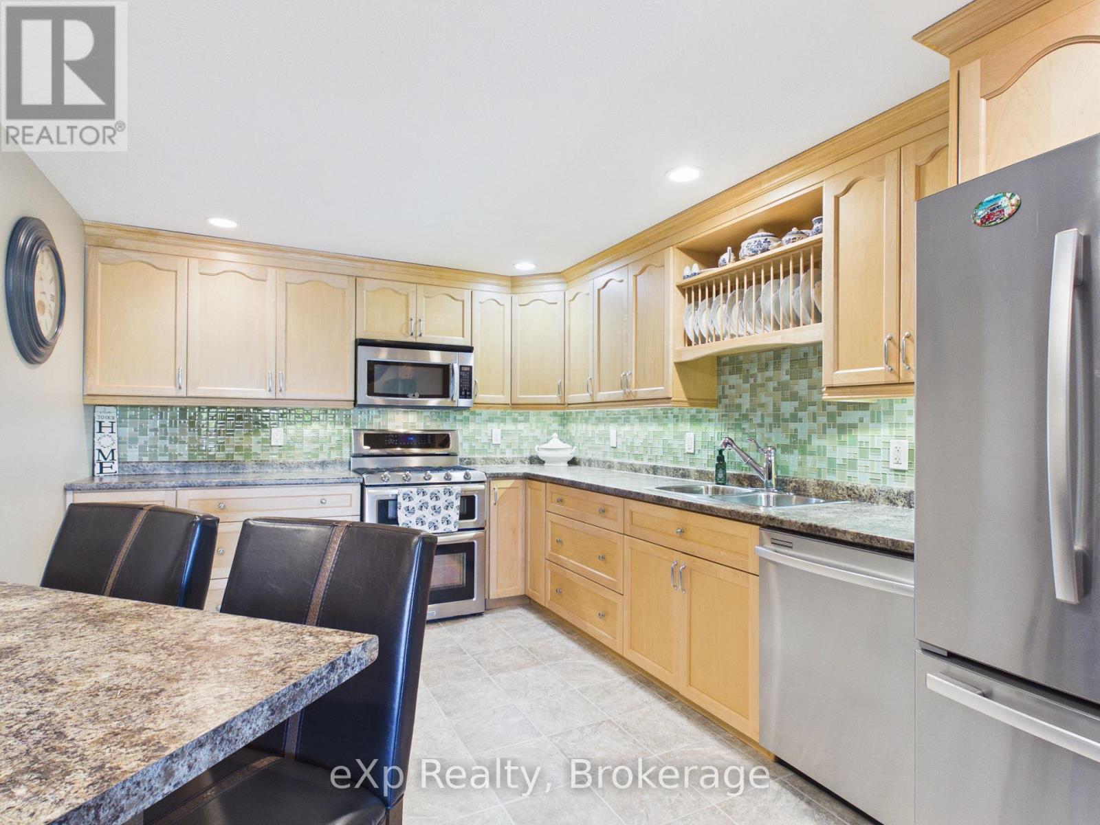 #302 125 WILLIAM STREET N - 3
