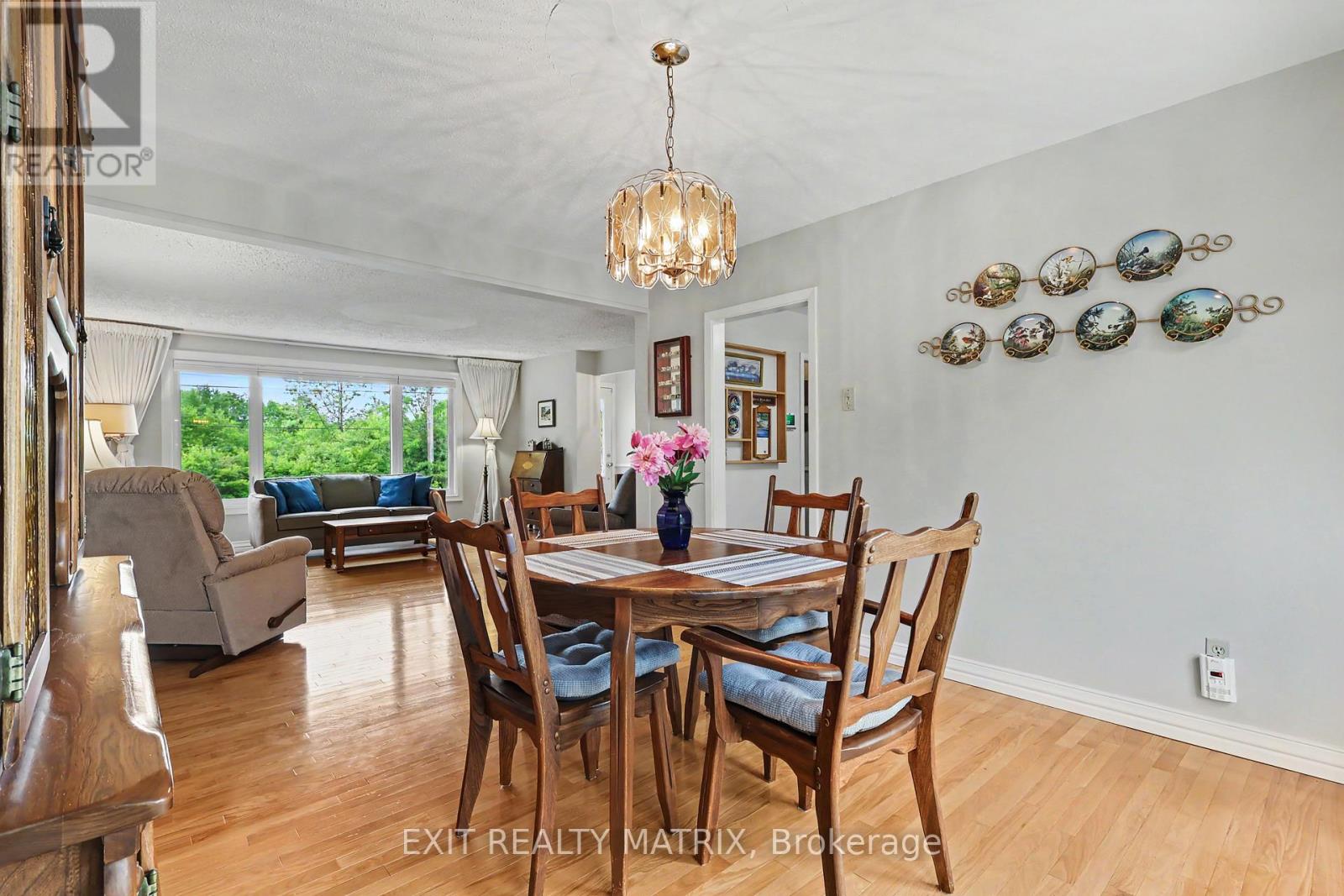 3 Bed, 2 Bath House for Sale in Ottawa – 39 TAUVETTE STREET, Ottawa – MLS# X13457578 - Image 9