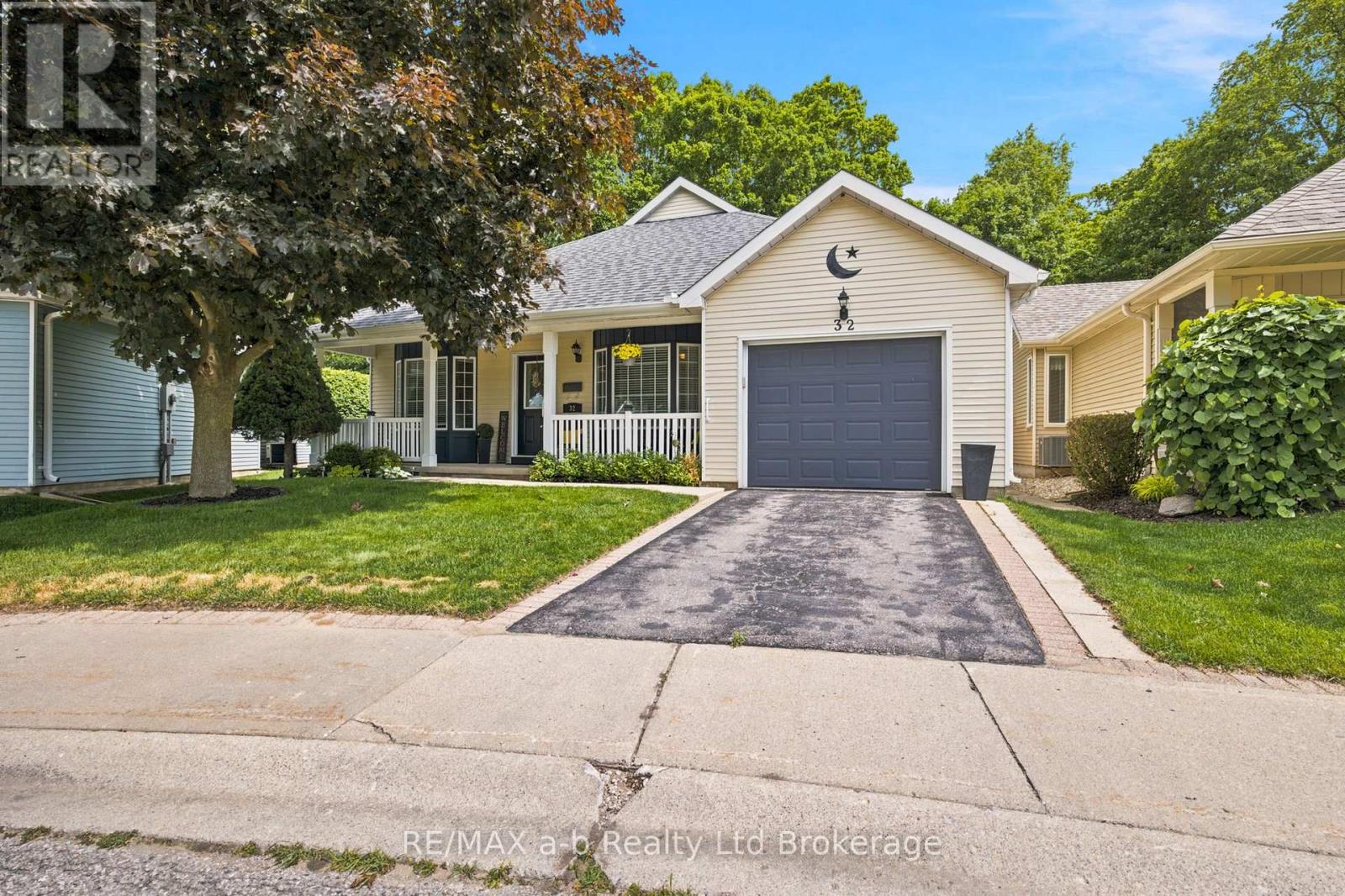 32 WILKINS CRESCENT - 1