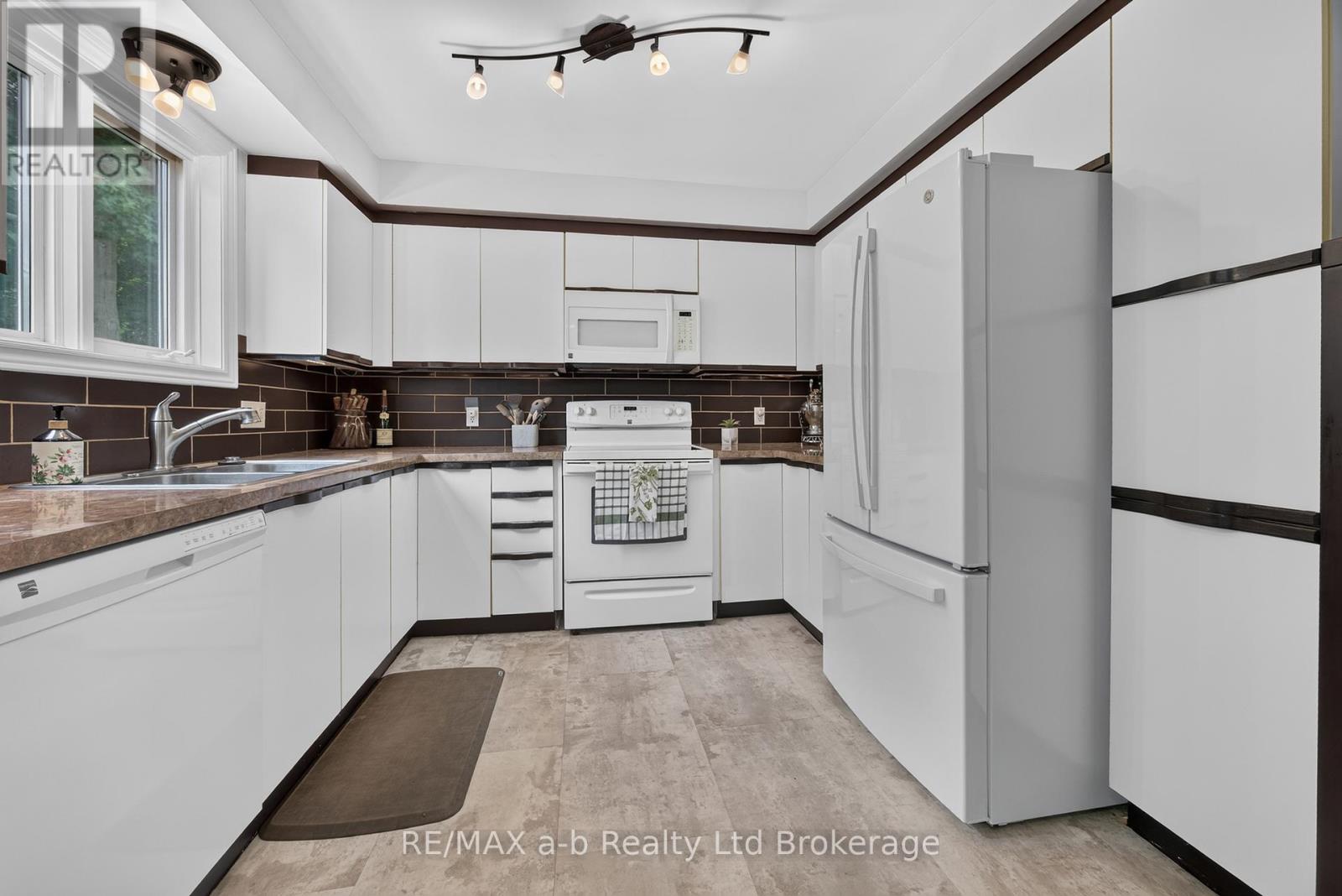 32 WILKINS CRESCENT - 21