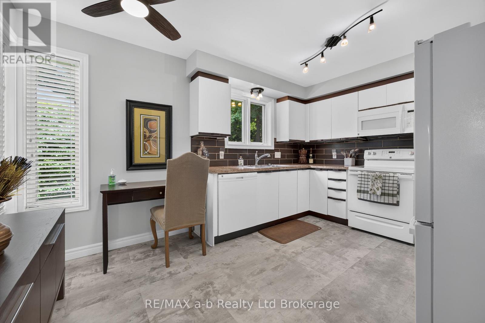 32 WILKINS CRESCENT - 22