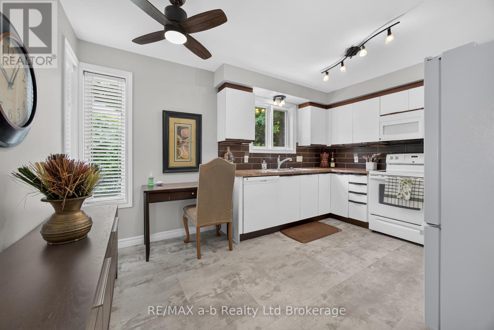 32 WILKINS CRESCENT - 23