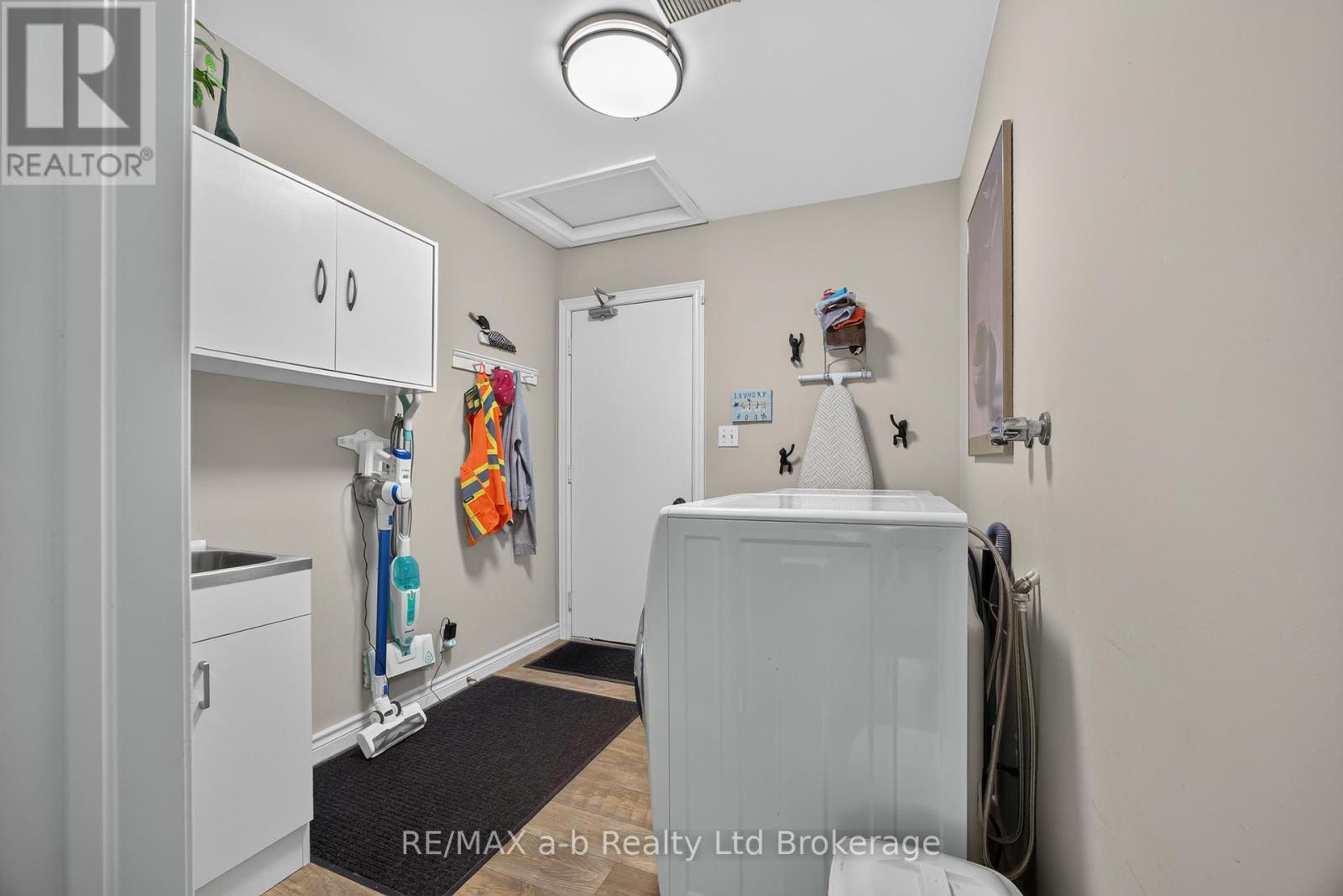 32 WILKINS CRESCENT - 31