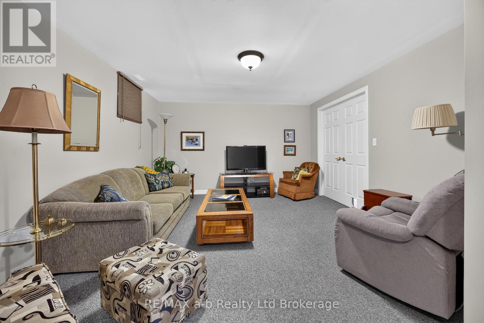 32 WILKINS CRESCENT - 32