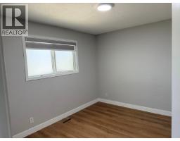 Full bathroom - 470 Perry Road, Kelowna, BC V1X1H8 Photo 8