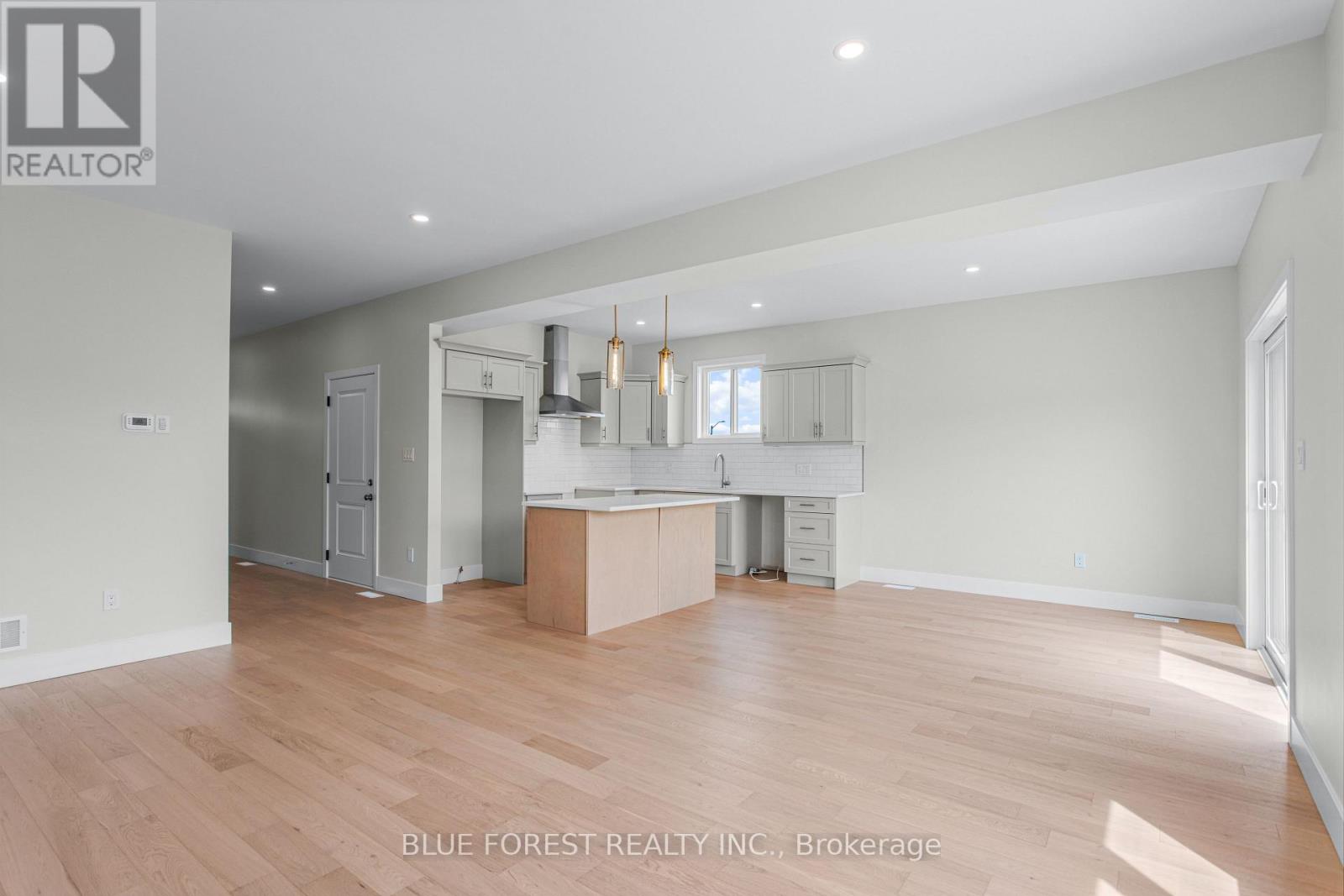 247 MCTAVISH STREET - 10