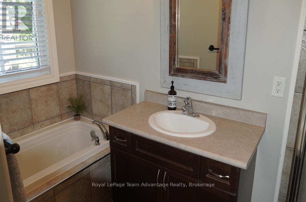 40 WINNIFRED AVENUE E - 10