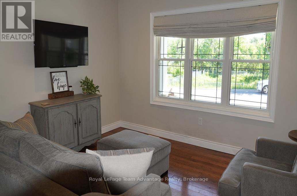 40 WINNIFRED AVENUE E - 3