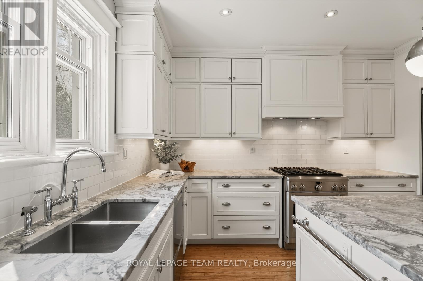 318 CLEMOW AVENUE - 10