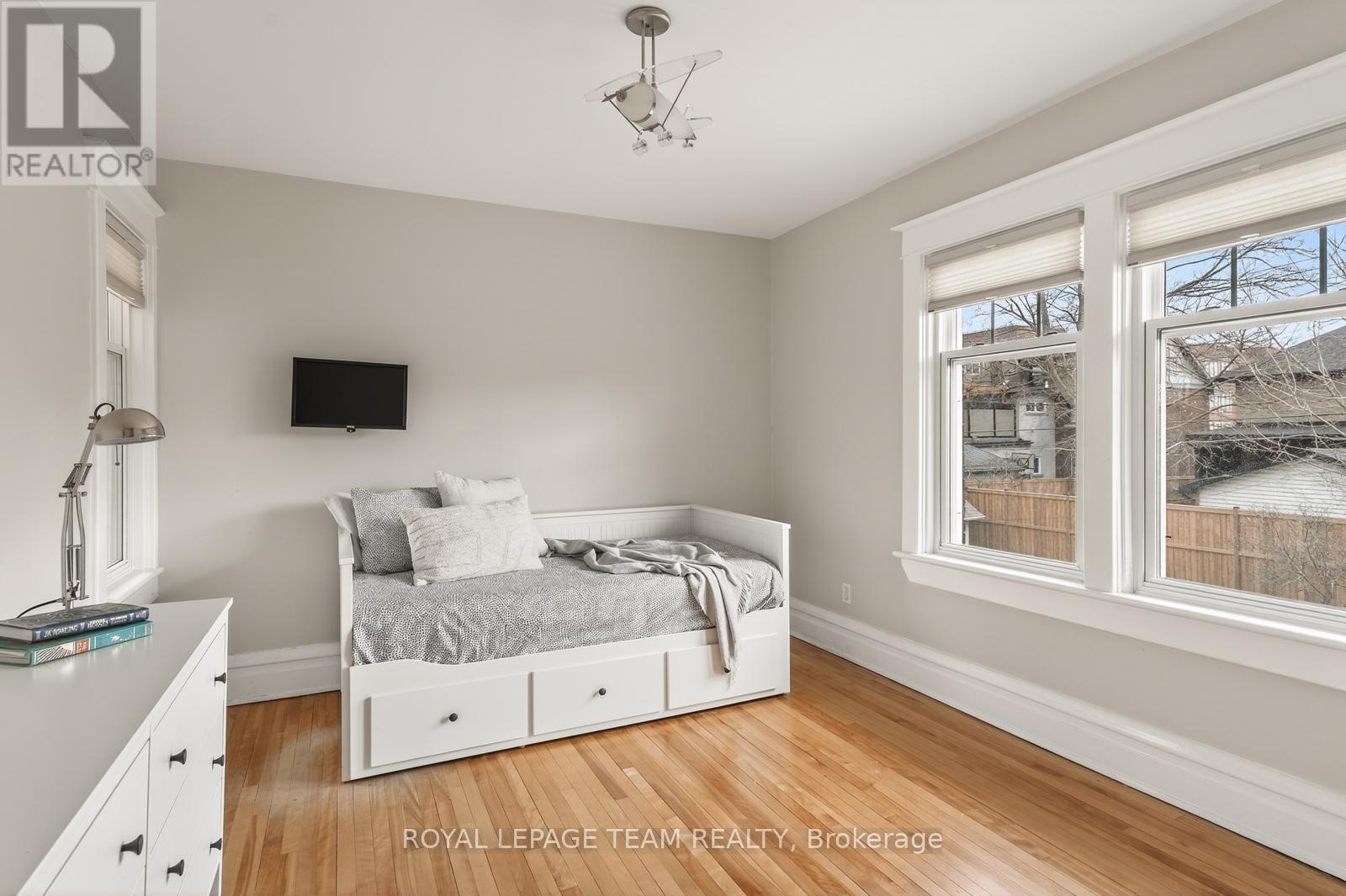 318 CLEMOW AVENUE - 17