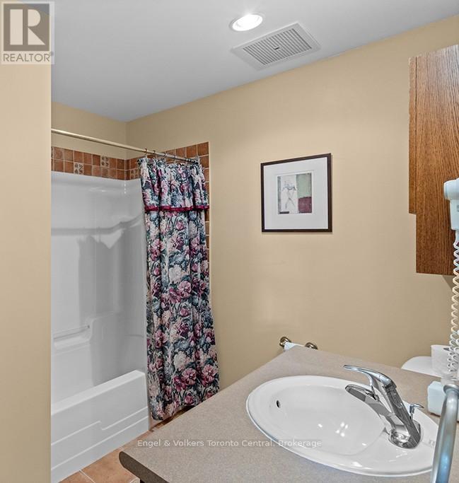 #122 125 FAIRWAY COURT - 34