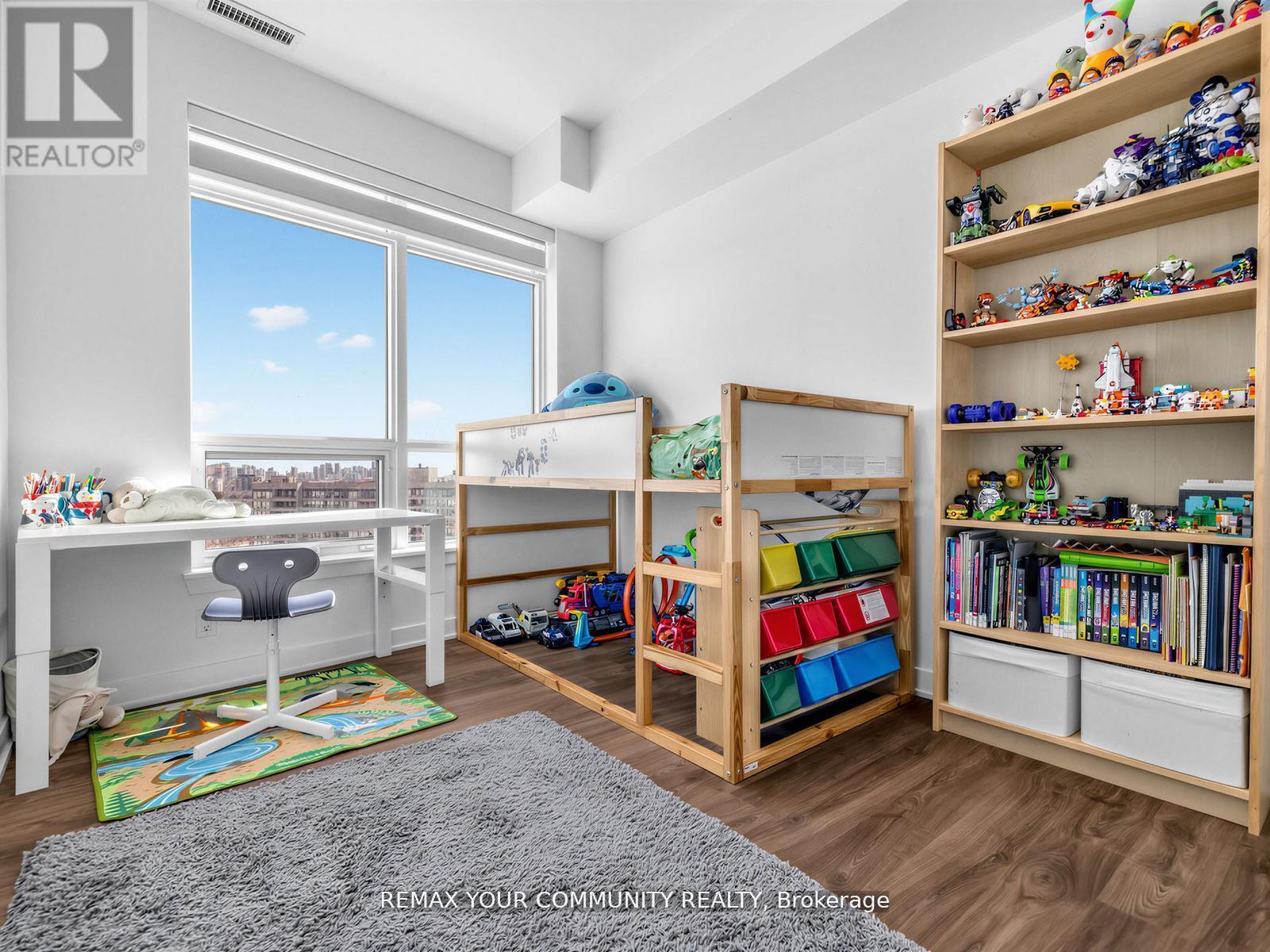 #1510 30 UPPER MALL WAY - 23