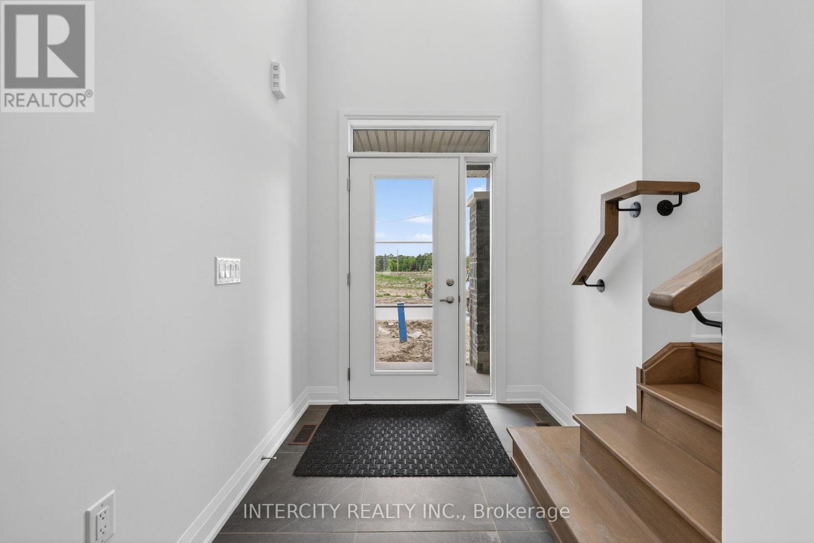 16 LEGACY CIRCLE - 7