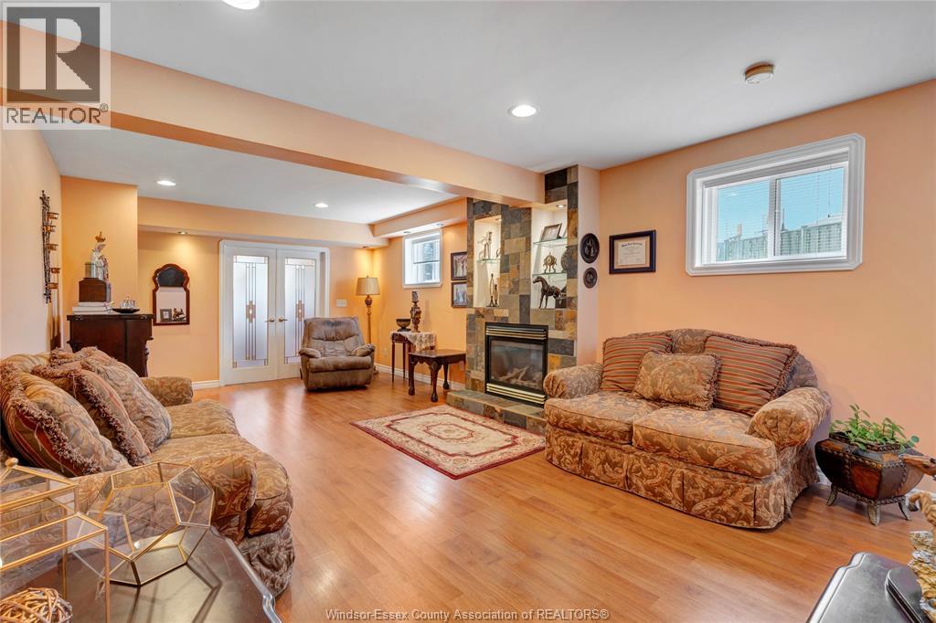 1078 TREVERTON - 22
