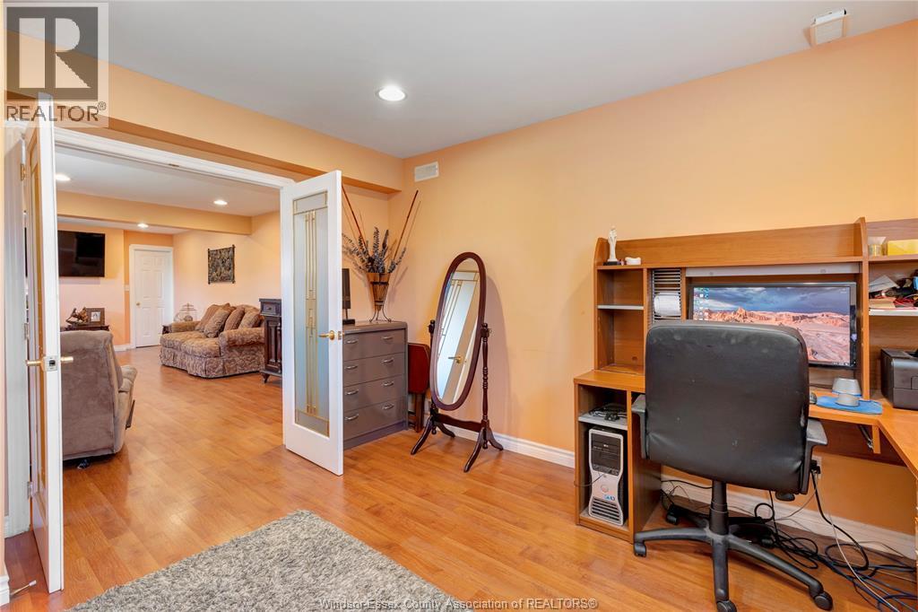 1078 TREVERTON - 24