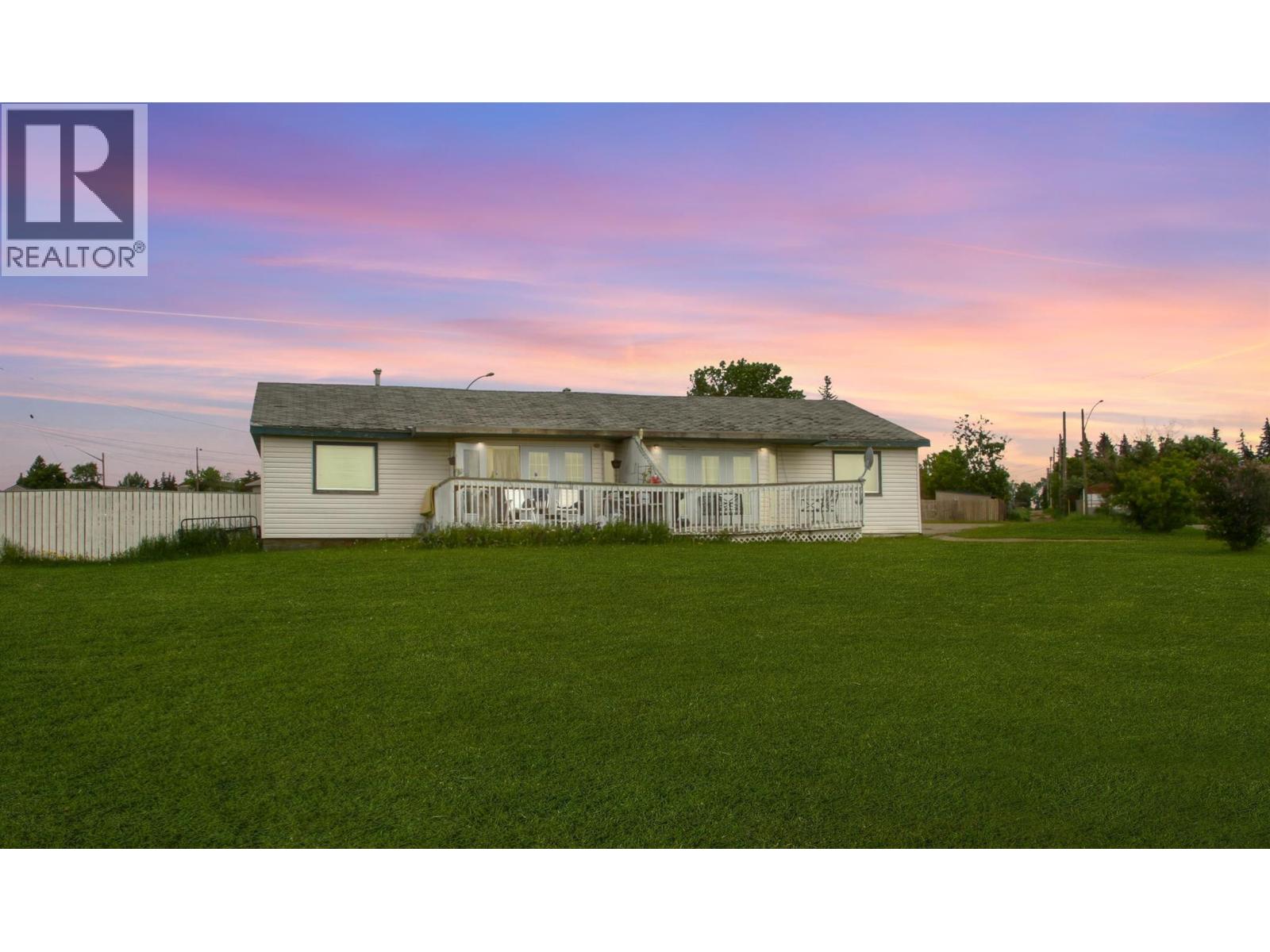 900 Cornwall Crescent - 1