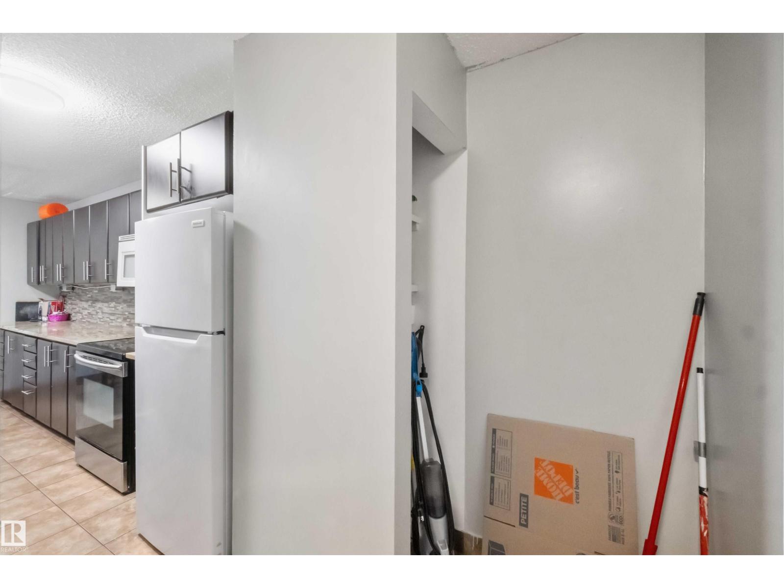219 Callingwood Tw NW NW - 21