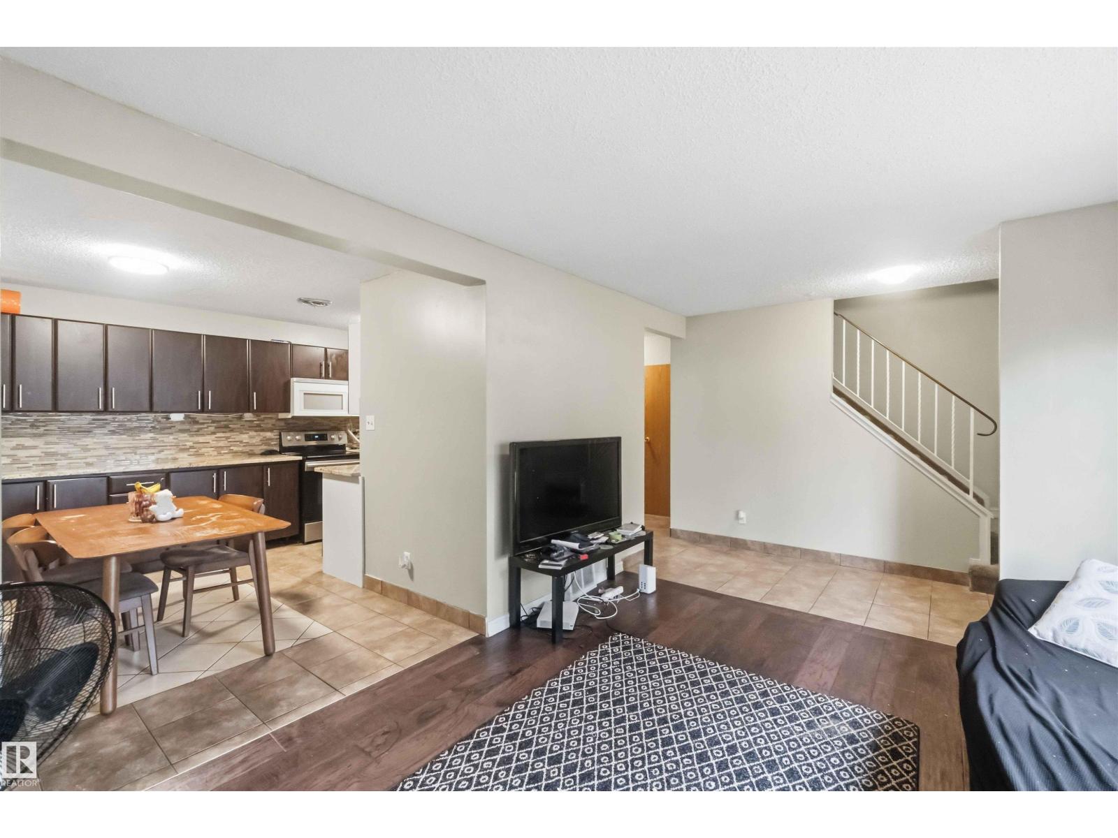 219 Callingwood Tw NW NW - 11