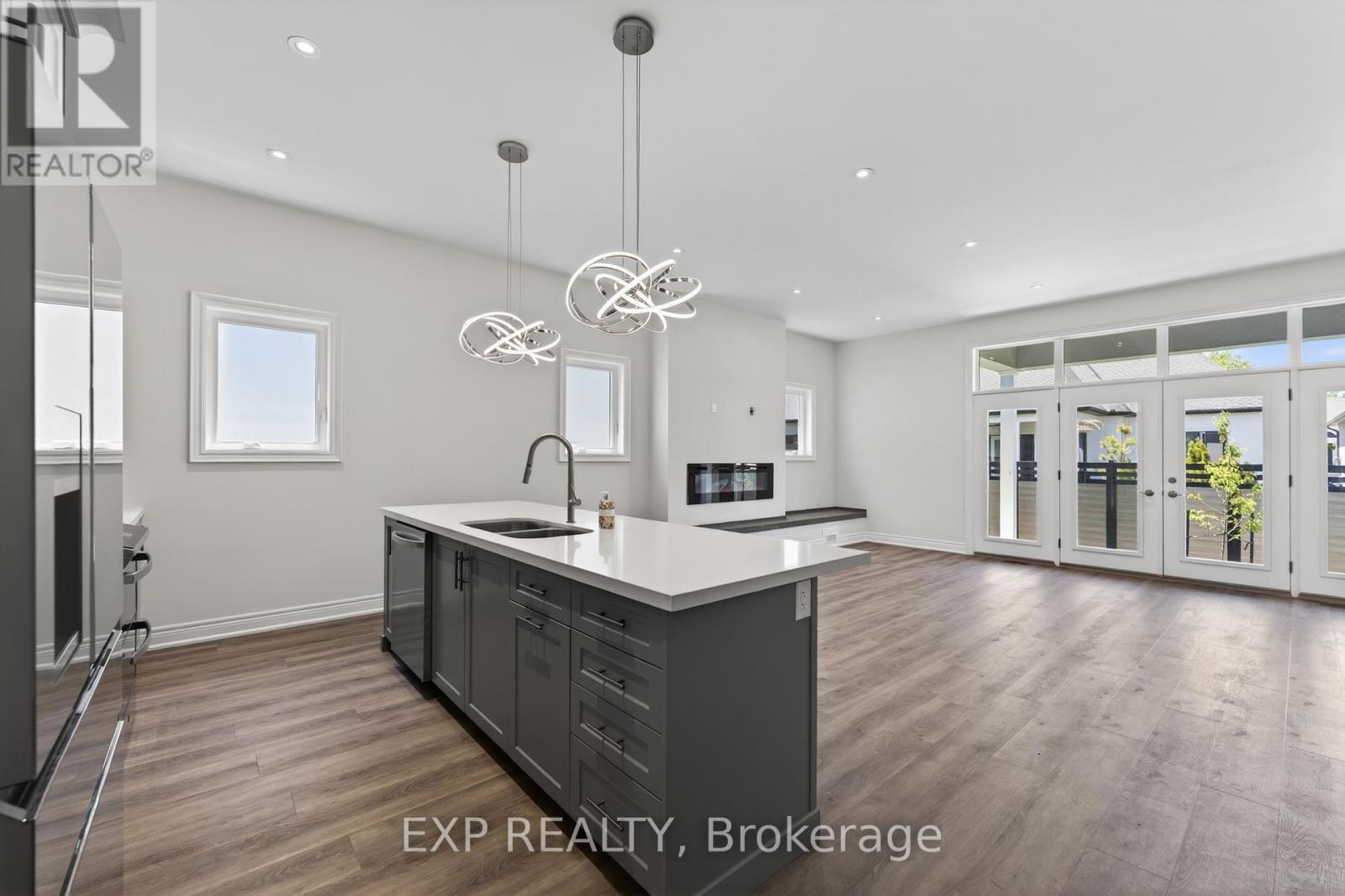 8 BUTTERNUT CRESCENT - 2