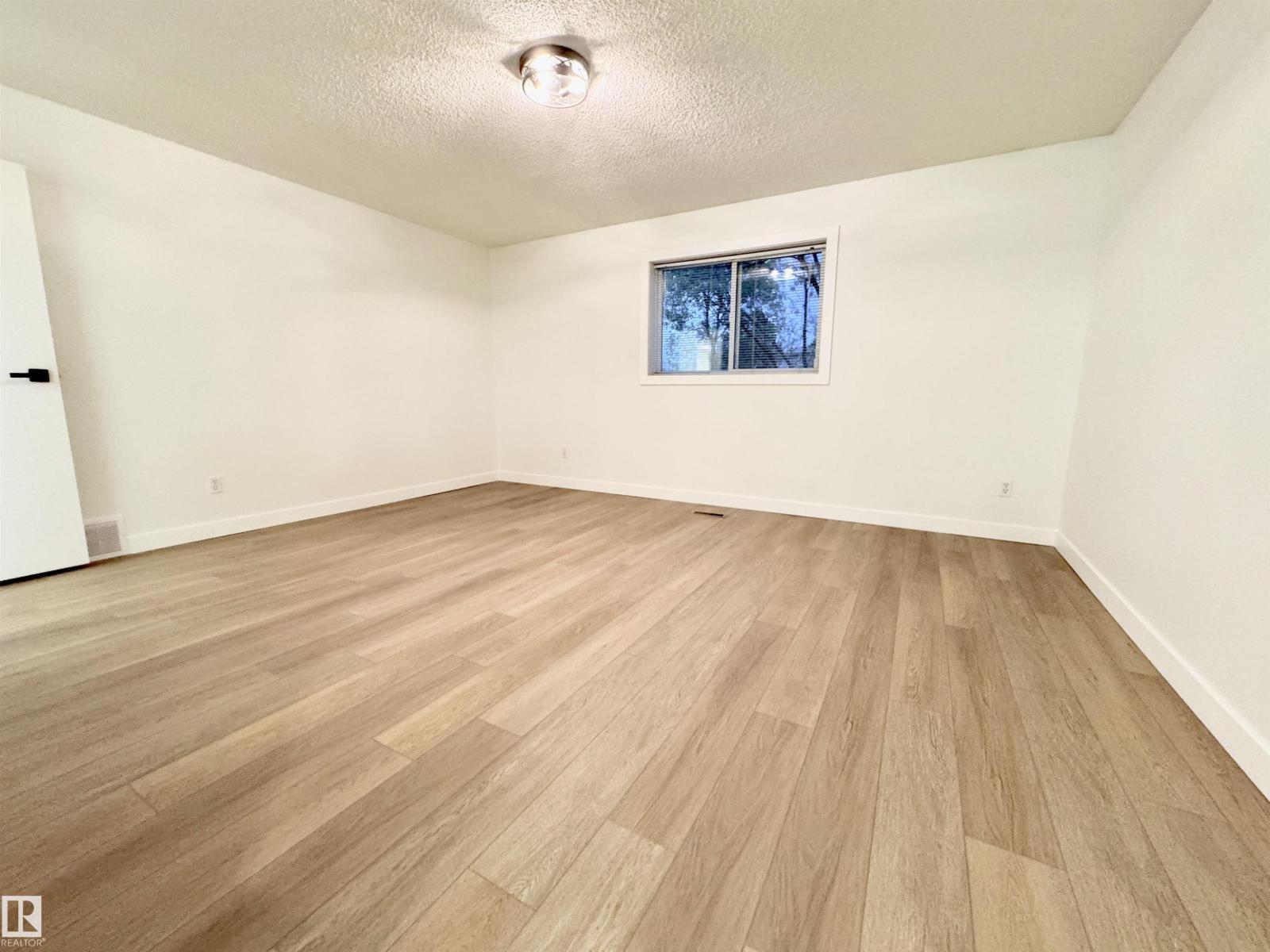 8118 27 AV NW - 26