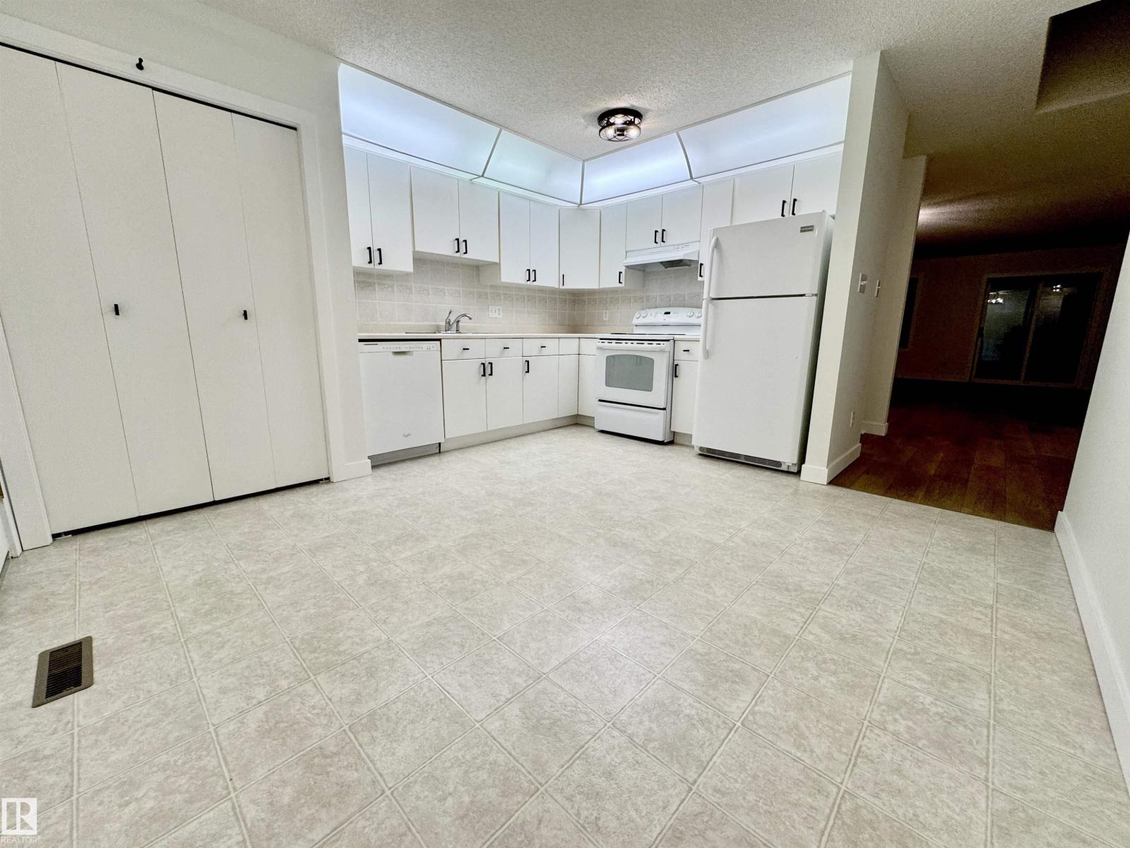 8118 27 AV NW - 36