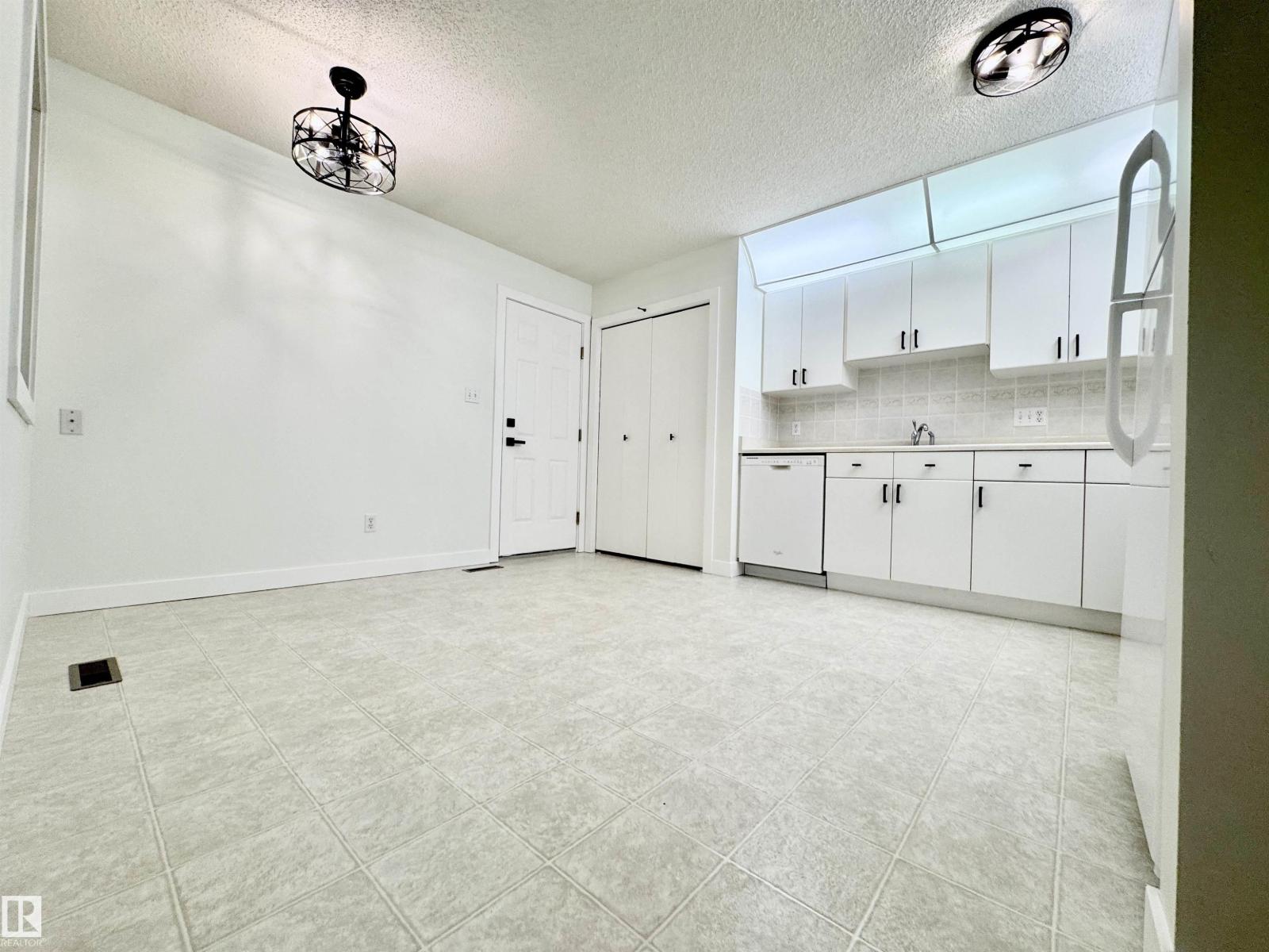 8118 27 AV NW - 37