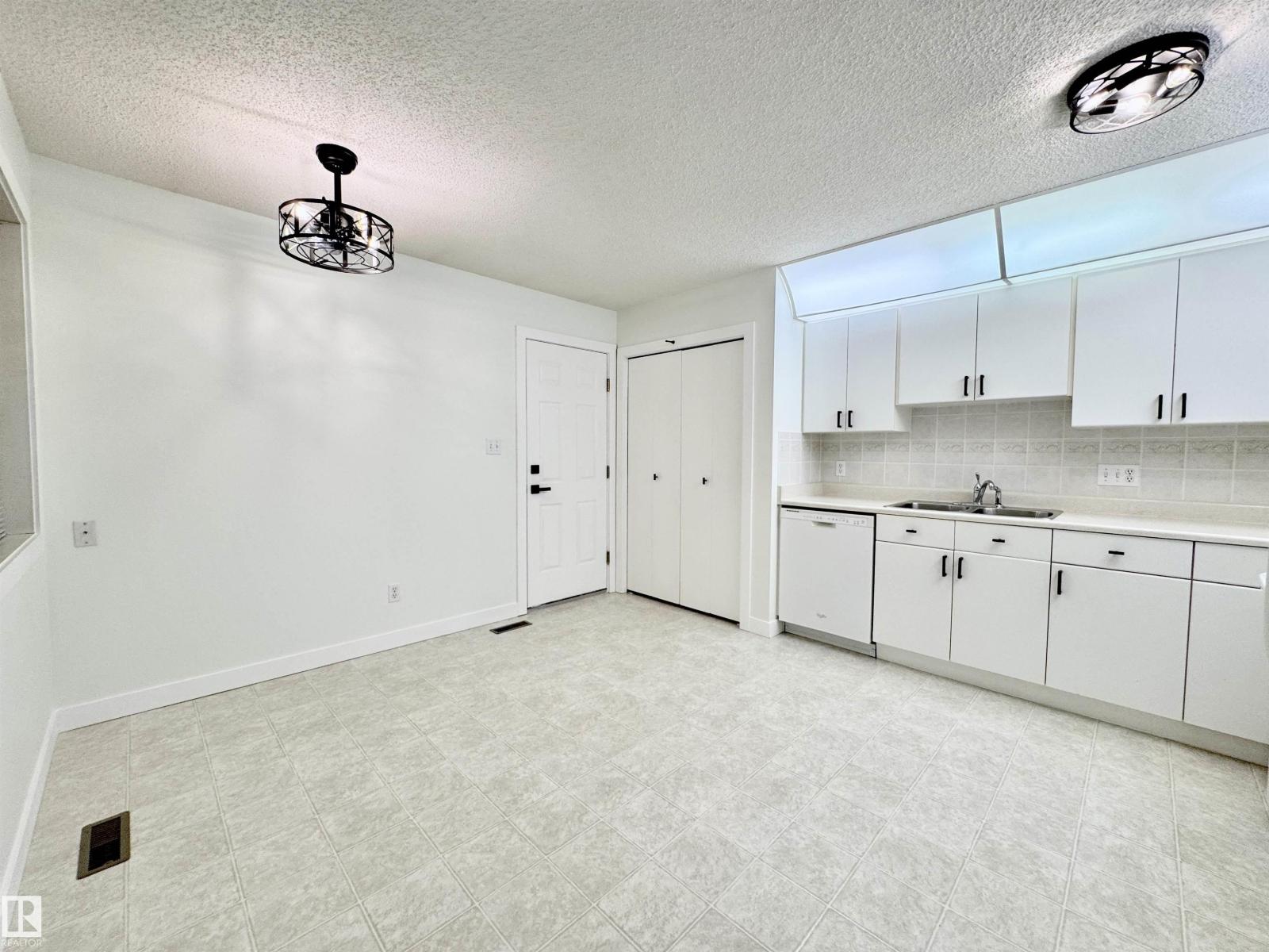 8118 27 AV NW - 34