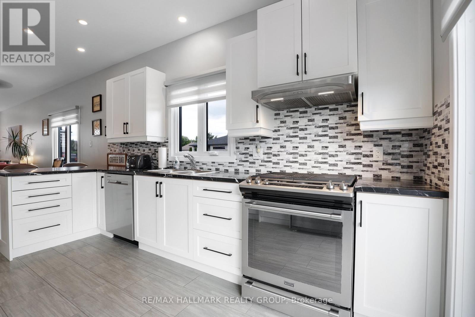 427 DENIS STREET - 12