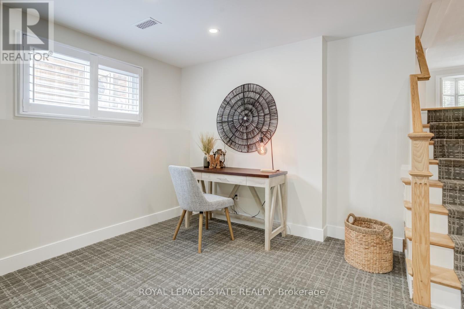 27 BLOOMSBURY COURT - 24