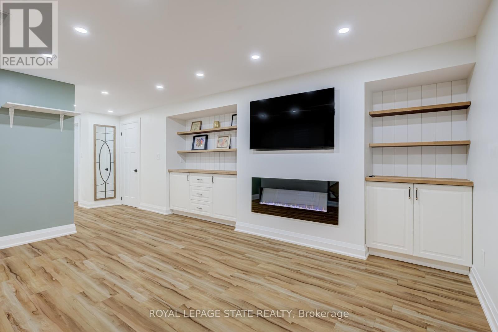 27 BLOOMSBURY COURT - 27
