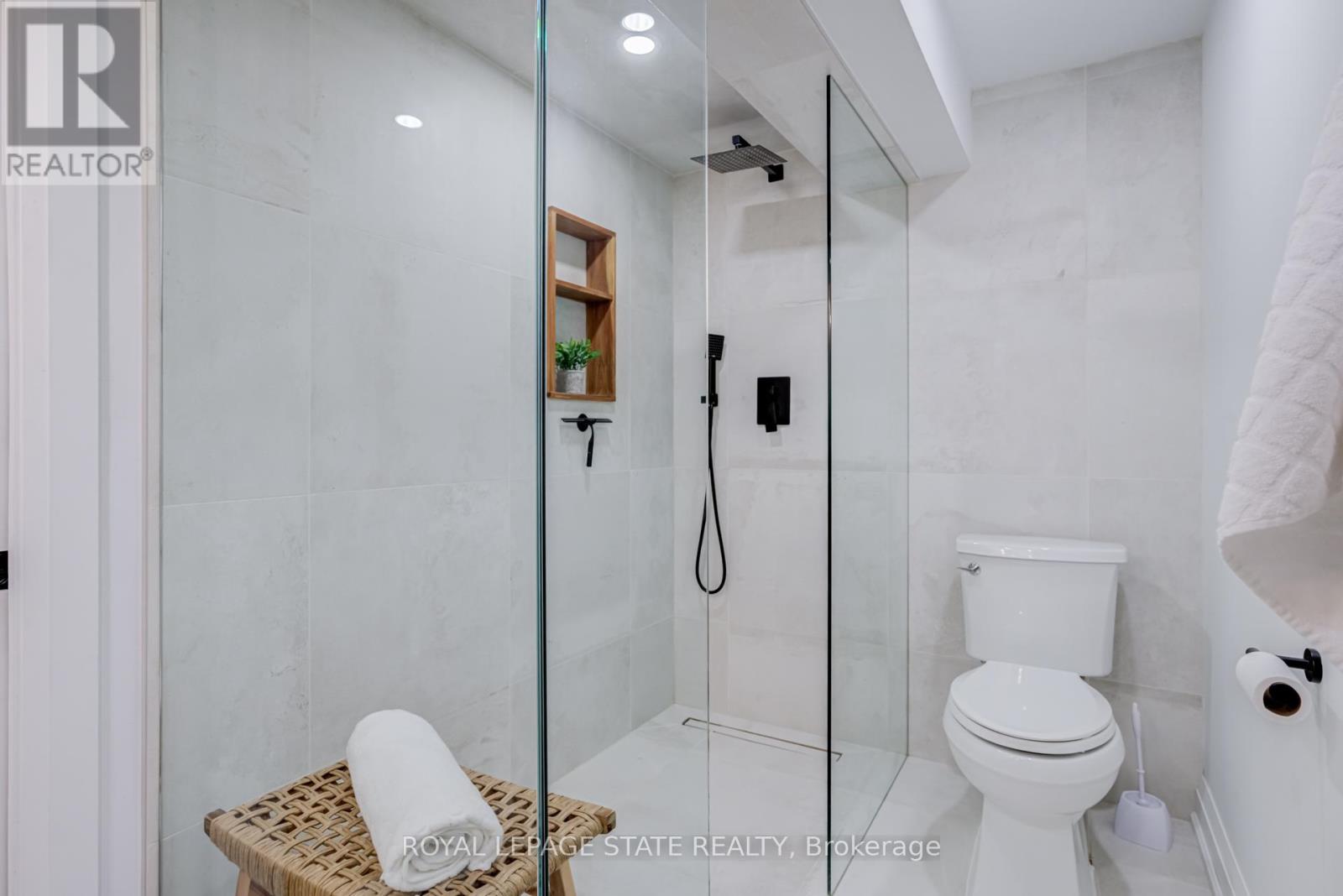 27 BLOOMSBURY COURT - 31