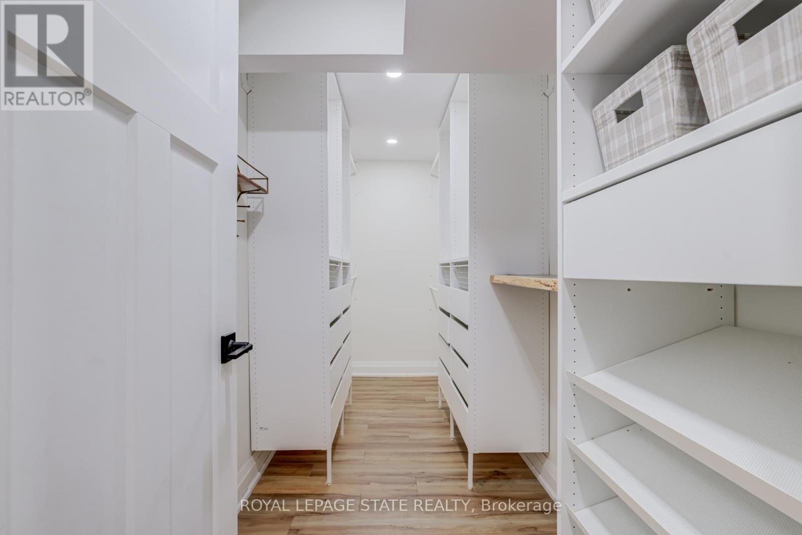 27 BLOOMSBURY COURT - 32