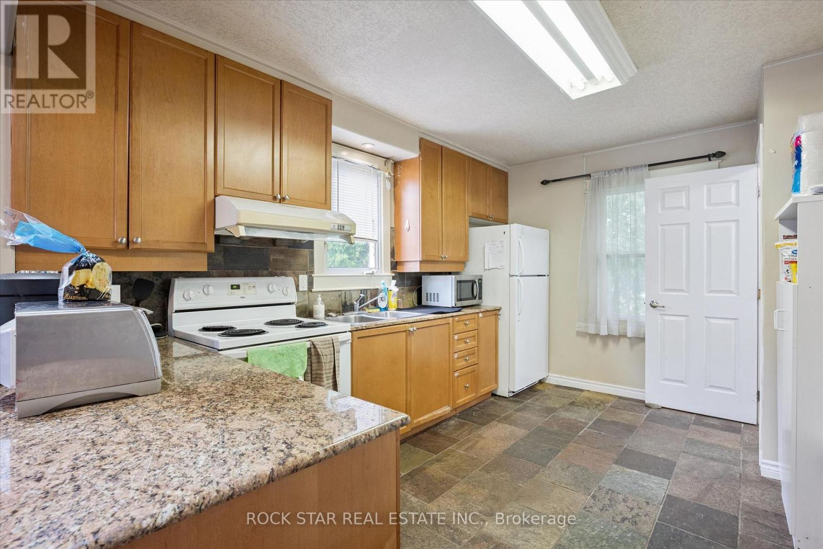 16 BEAUCOURT PLACE - 5