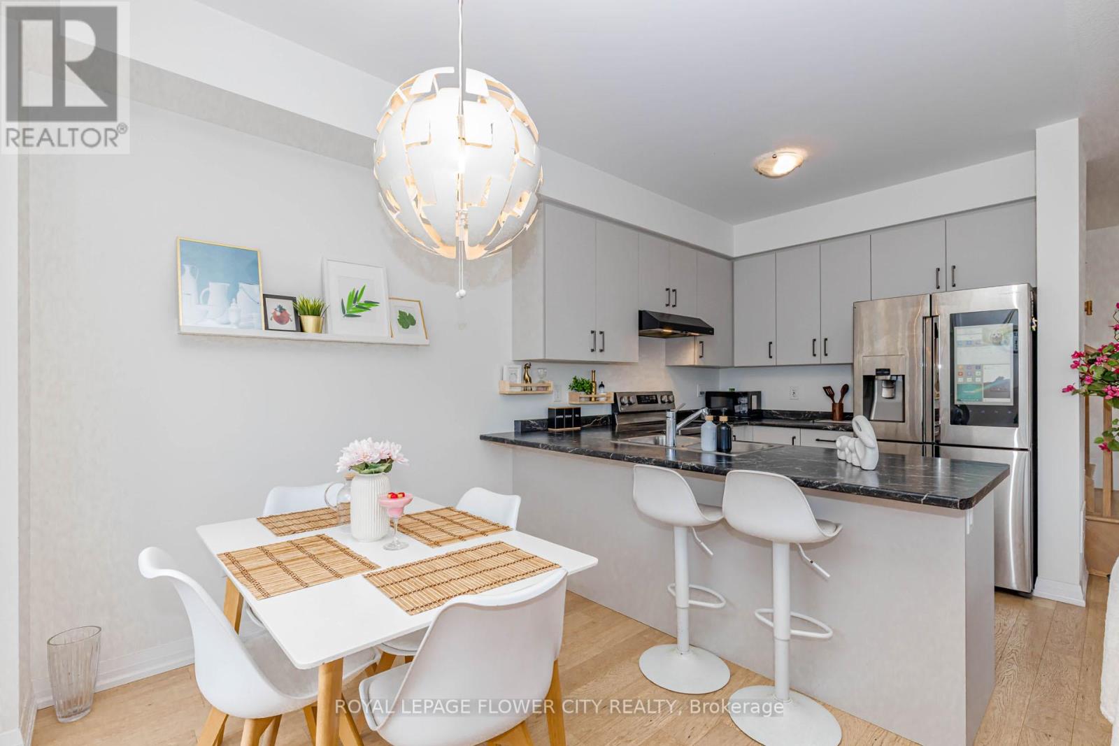 60 GRANVILLE CRESCENT - 25