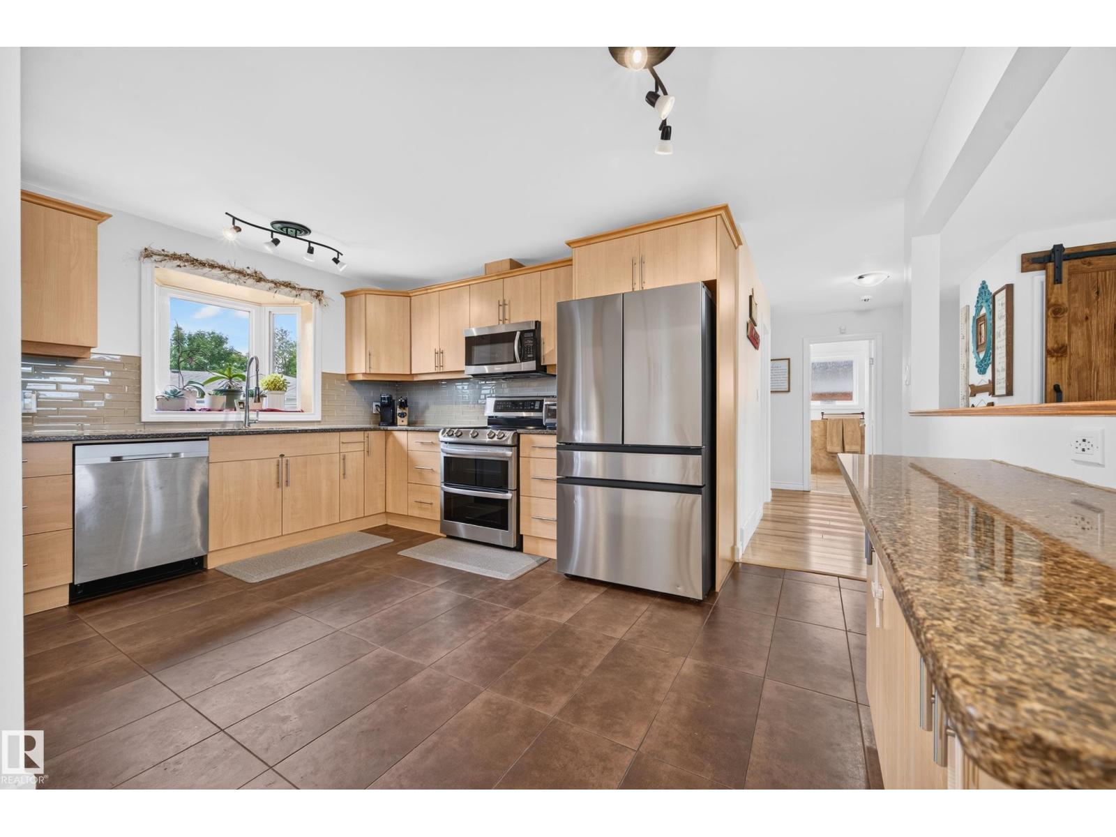 12 BURLINGTON AV — photo 16