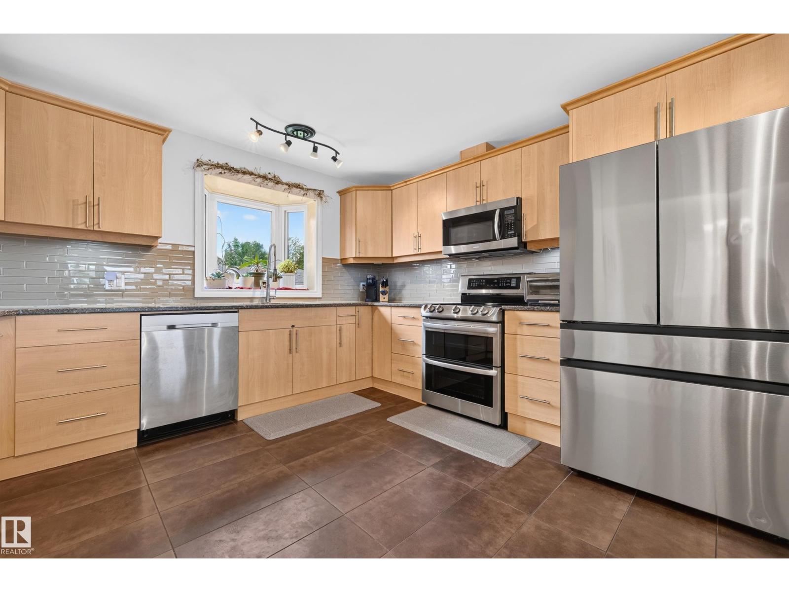 12 BURLINGTON AV — photo 20